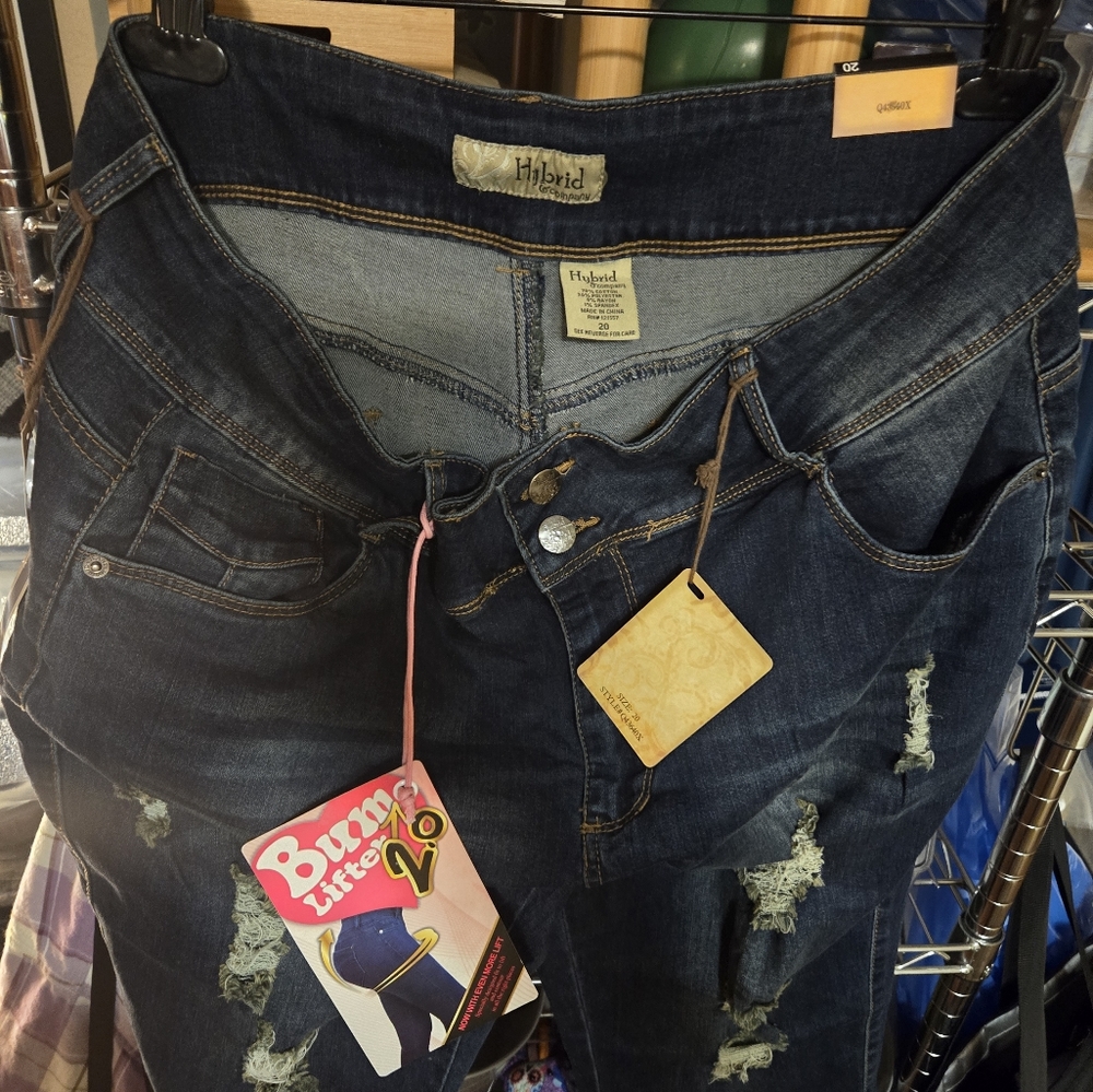 Hybrid & Company Women's Butt Lift V2 Comfy Stretch Denim Capri Bermuda Shorts